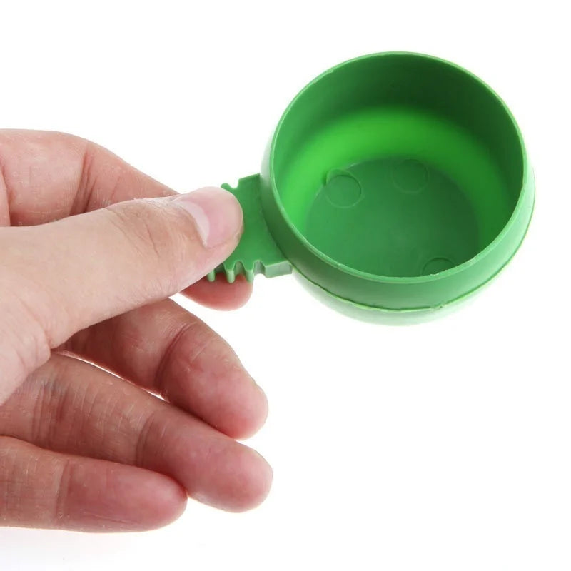 Plastic duivenvoerbeker